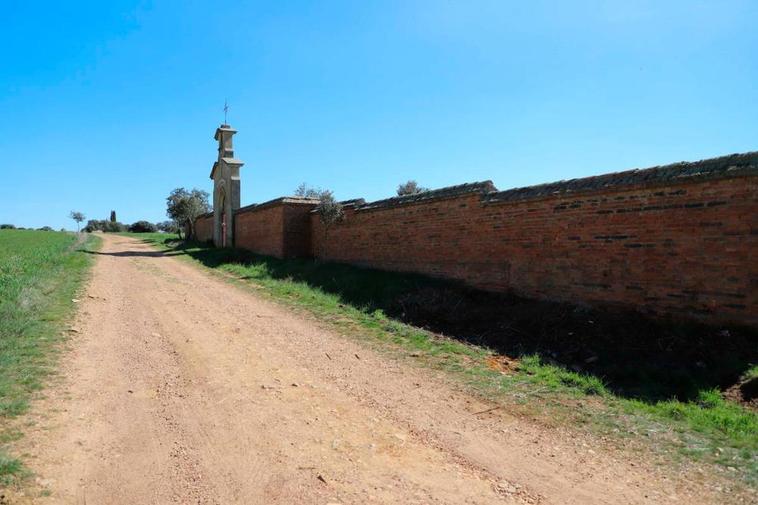 Uno de los tramos de la llamada ruta del Pirulí, a su paso el antiguo cementerio de tuberculosos.