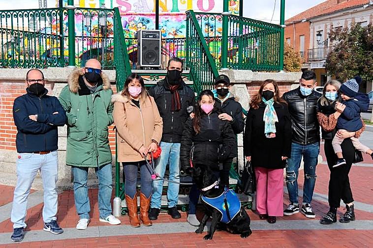 Las familias de Ainhoa y Asier con la alcaldesa, Carmen Ávila y miembros del movimiento social.