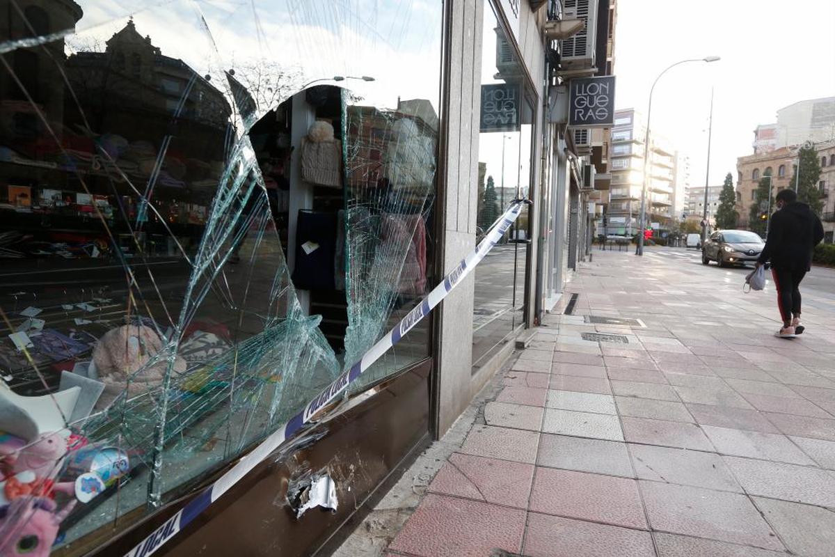 Así quedó el escaparate contra el que colisionó el vehículo en Carmelitas