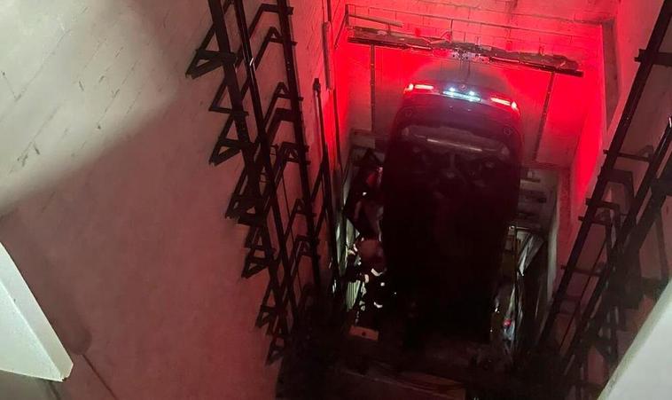 Un coche cae por el hueco de un ascensor y deja seis heridos en Santander