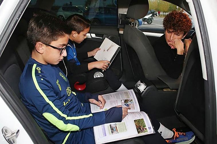 Rodrigo y Manuel, con sus deberes en el coche