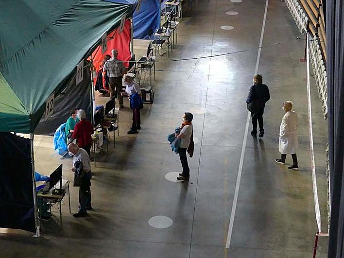 Personas esperando para vacunarse en el Multiusos