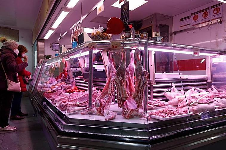 Piezas de lechazo, cabrito y tostón en una carnicería salmantina.