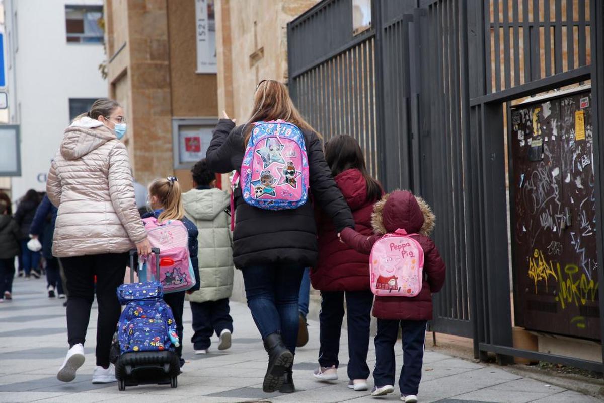 Padres y alumnos a la salida de un colegio