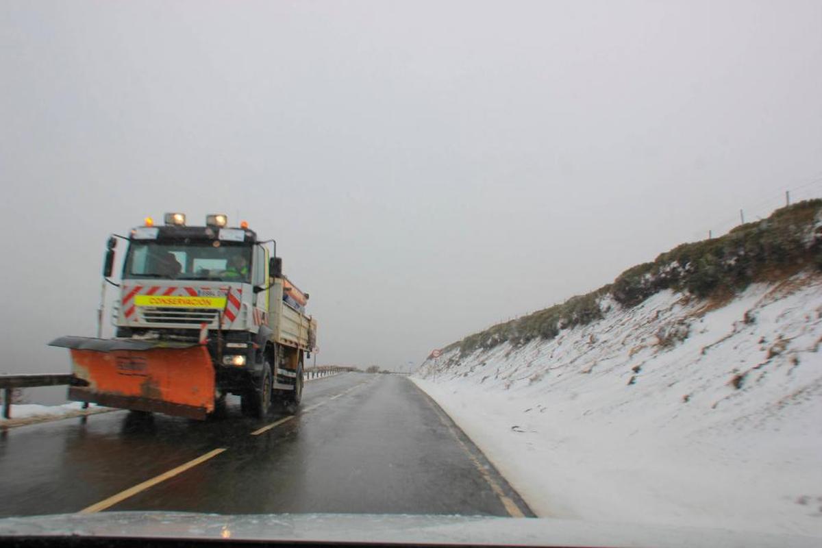 Una quitanieves trabajando en una carretera.