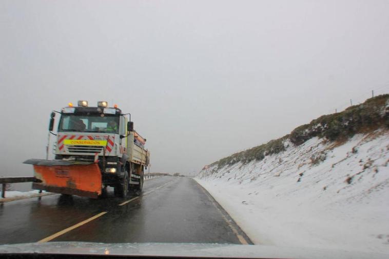 Una quitanieves trabajando en una carretera.