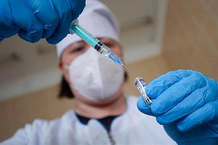 Preparación de una dosis de la vacuna Sputnik V.