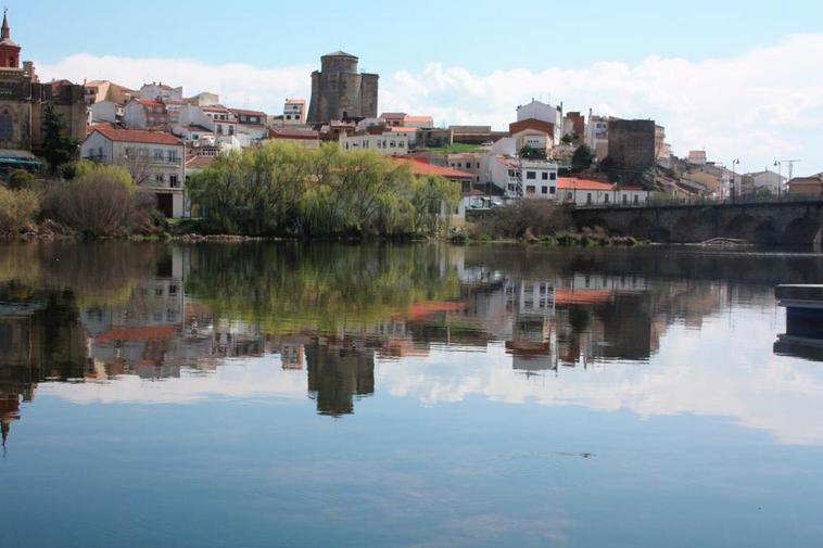 Vista de la villa ducal, con el Torreón y el Tormes como elementos distintivos de su Historia y Naturaleza.