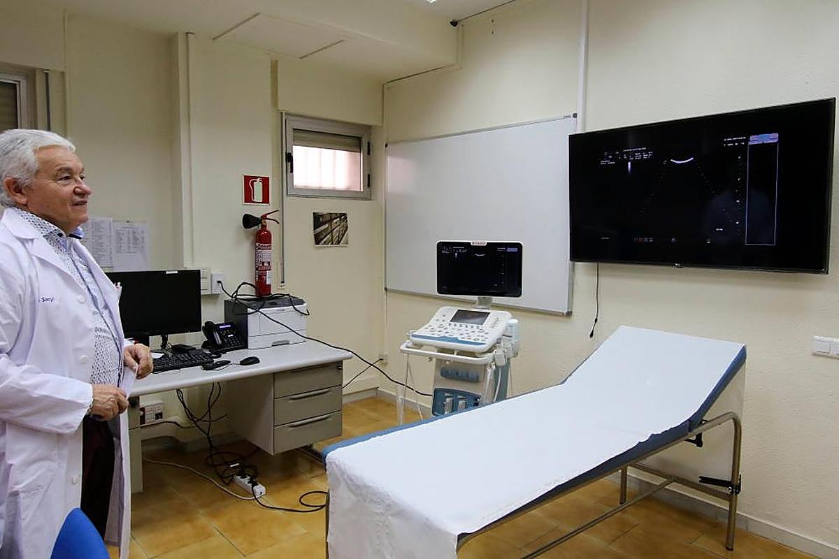 Fernando Pérez Escanillas, en una sala de ecografías del centro de salud de San Juan.