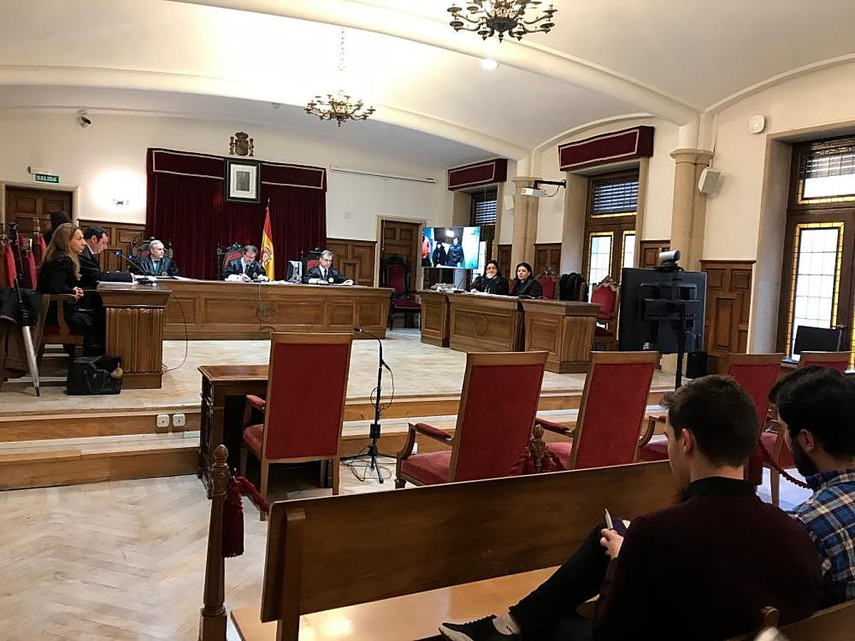 Un momento del juicio iniciado el pasado año, con los acusados a través de videoconferencia.