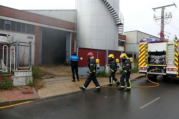 Bomberos en la nave que ha sufrido el incendio.