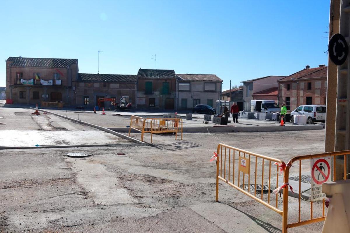 Obras de remodelación de la plaza de la Paz, en la localidad de Mancera de Abajo