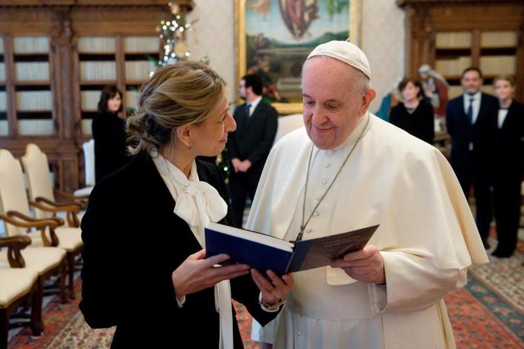 Yolanda Díaz regaló al Papa un libro de Rosalía de Castro