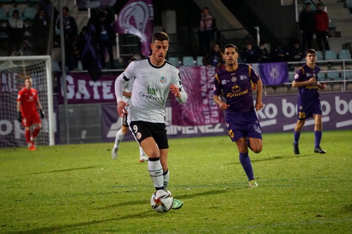 Jairo controla el balón en un momento del encuentro.