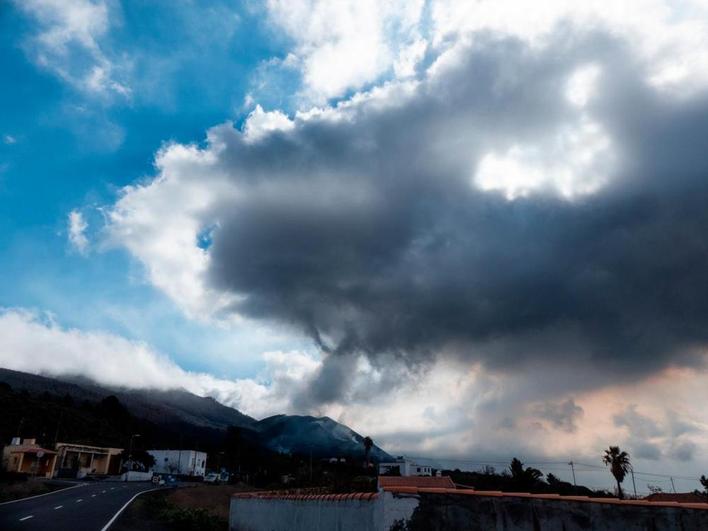 El volcán de La Palma vuelve a relajarse tras fuertes repuntes en su actividad