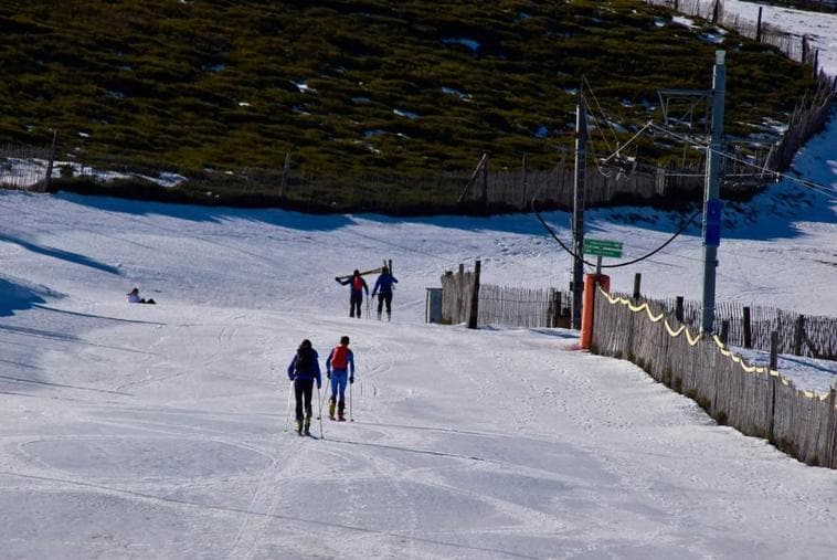 Algunos esquiadores ya disfrutan de La Covatilla pese a estar cerrada