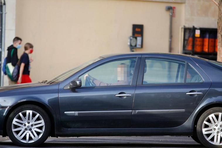 Un conductor mayor al volante en una calle de la ciudad.