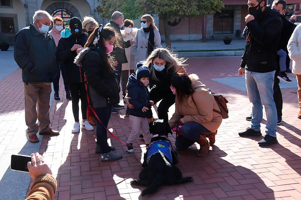 Asier junto a Ainhoa que ya tiene a su perra de asistencia, Alaska, gracias a la solidaridad.