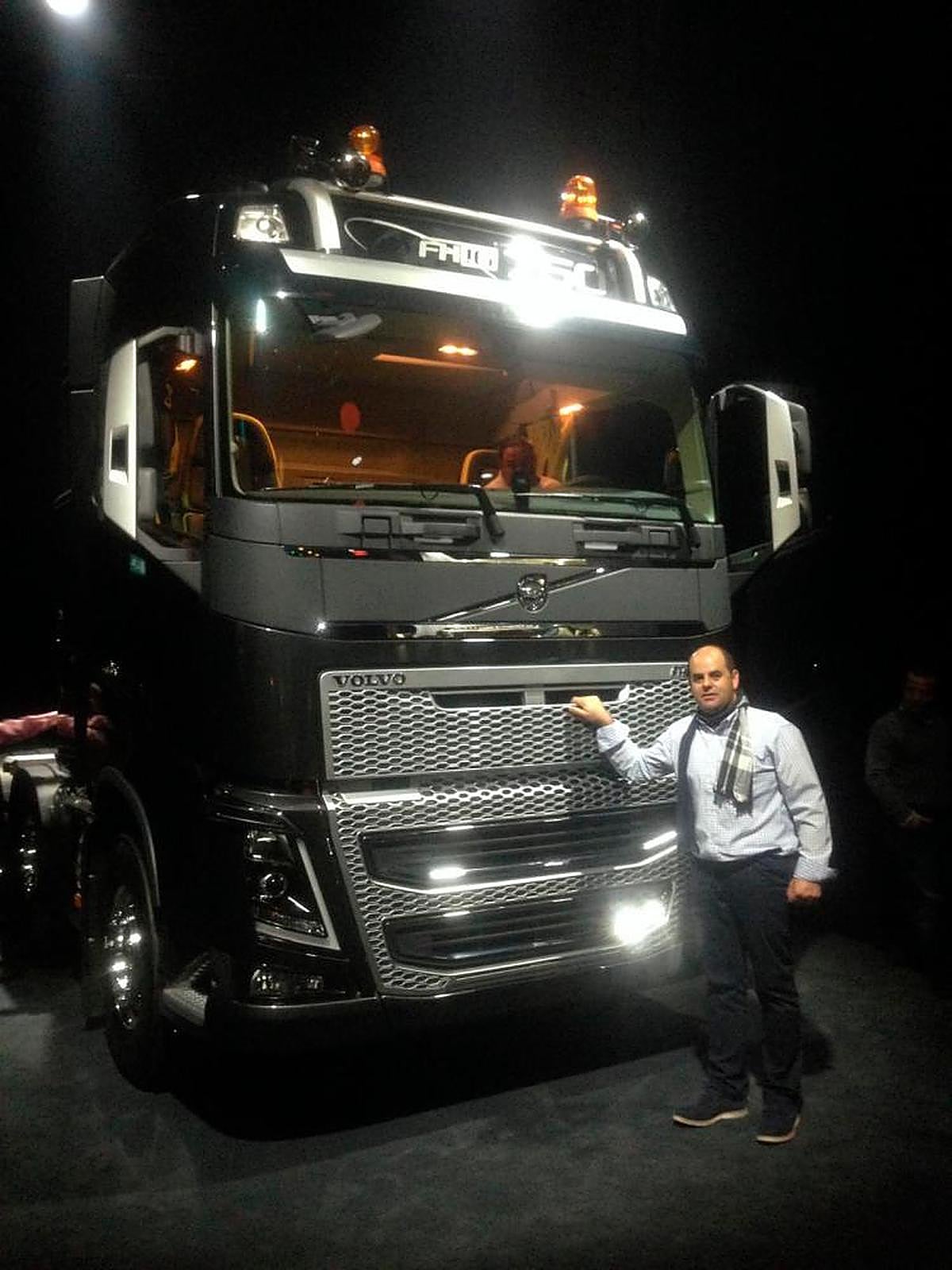 Alberto Martín junto a un camión.