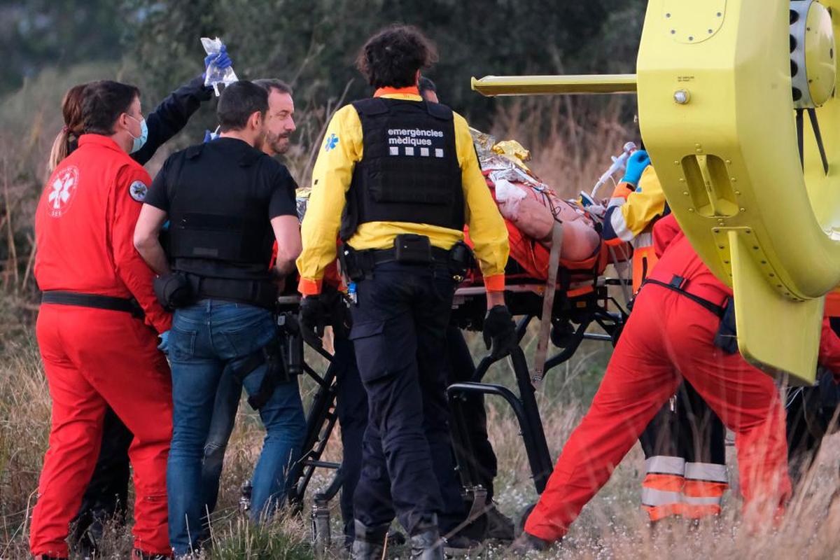 Los sanitarios se llevan en helicóptero al hombre abatido por los Mossos.