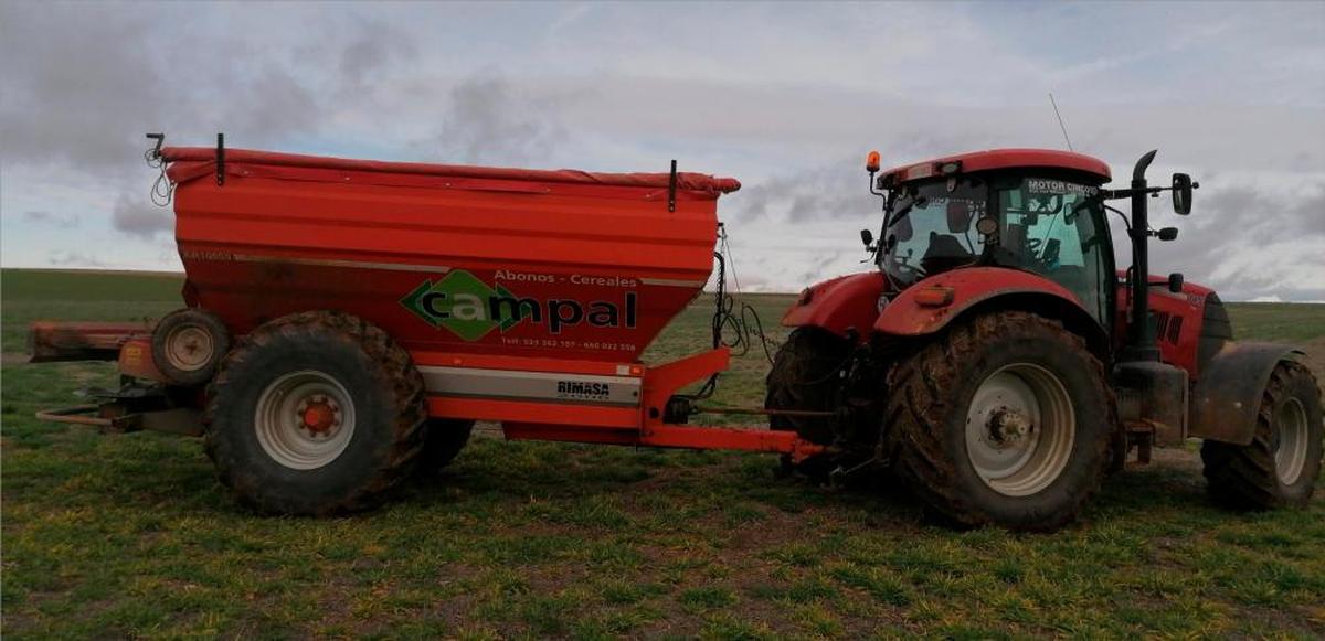 Un agricultor abonando una tierra.