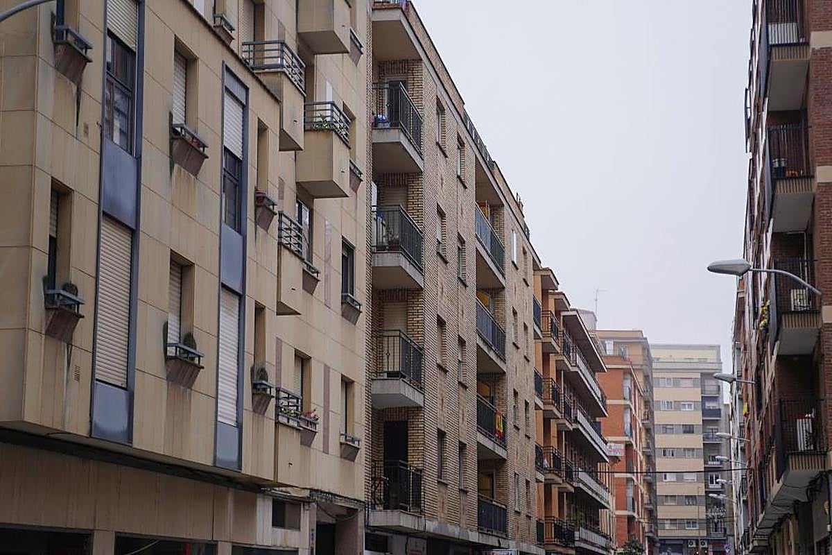 Edificios de viviendas en una de calle del barrio del Oeste.
