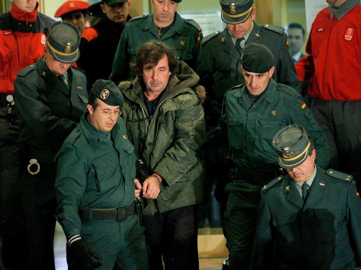 Giménez Arbe, rodeado de guardias civiles años atrás a su salida de un juicio.