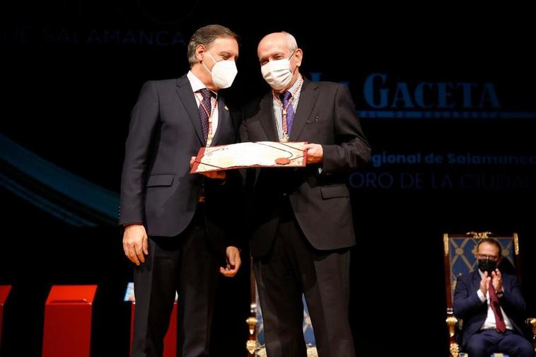 Carlos García Carbayo entrega a Pedro Díaz la Medalla de Oro