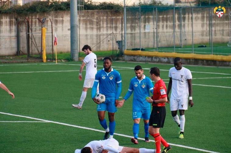 De Carlo y Del Vecchio, jugadores del Casertano, se lamentan en un choque.