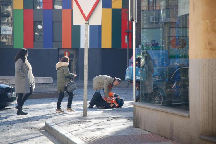 La caída del motorista tuvo lugar en la plaza del Oeste