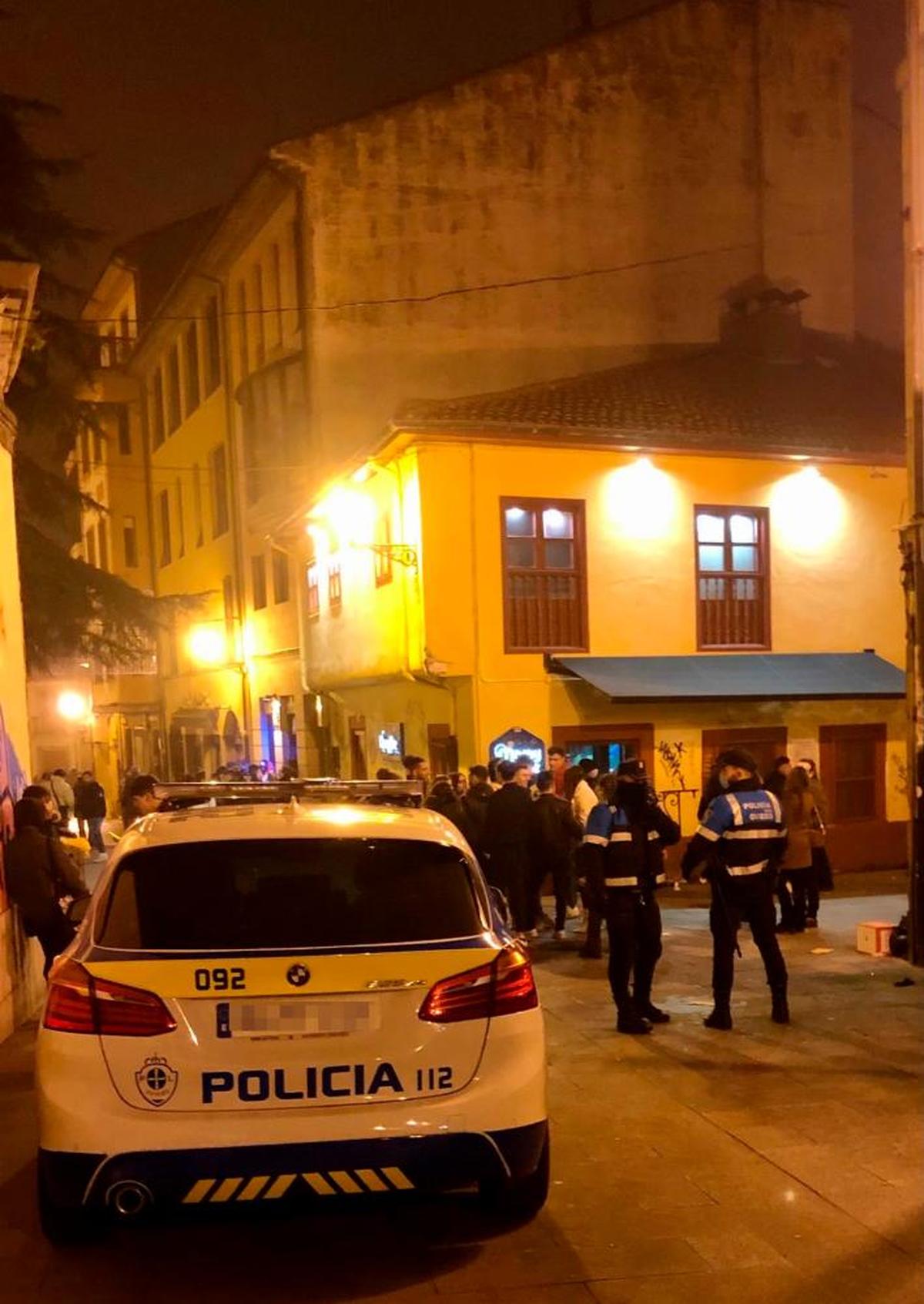 Policías locales de Oviedo, controlando el aforo en los bares