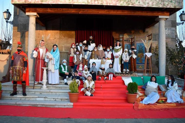 El palacio del rey Herodes junto a los niños de Matilla de los Caños del Río vestidos de pastores.