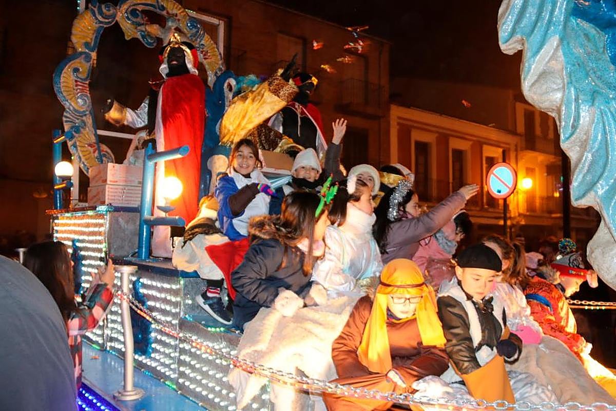 Los niños acompañando al rey Baltasar en la última cabalgata celebrada el 5 de enero del 2020.