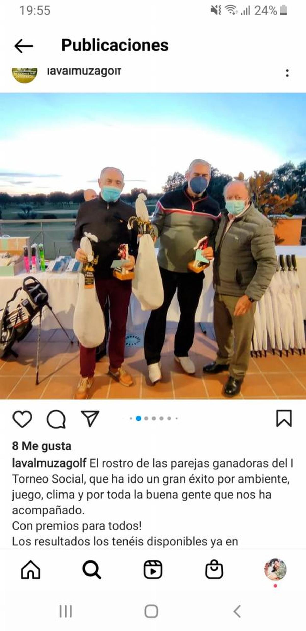 Eustaquio Andrés entregando premios del Torneo Social de Navidad.