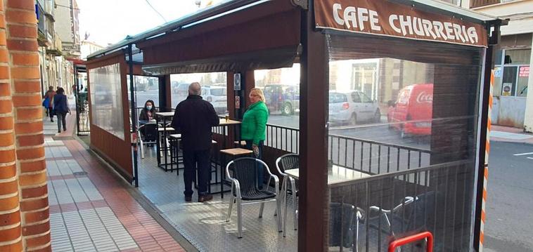 Clientes un bar de la calle Colón en Béjar