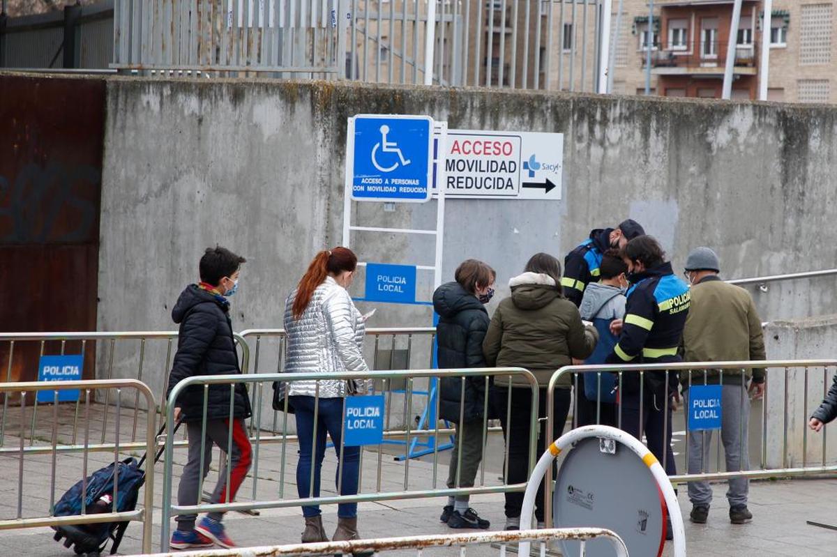 Niños y sus padres esperando para entrar en el Multiusos