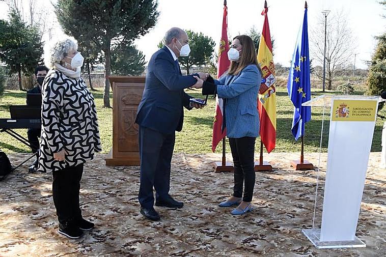 Manuel Rufino recibe la Medalla al Mérito para los vecinos de Muñoz de la delegada del Gobierno en la Región, Virginia Barcones