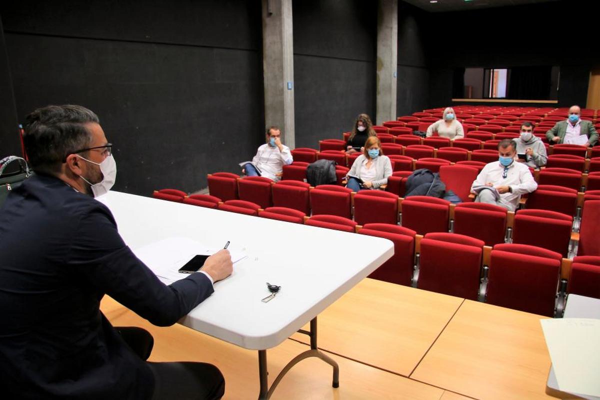 Un pleno del Ayuntamiento de Villamayor en la Casa de la Cultura