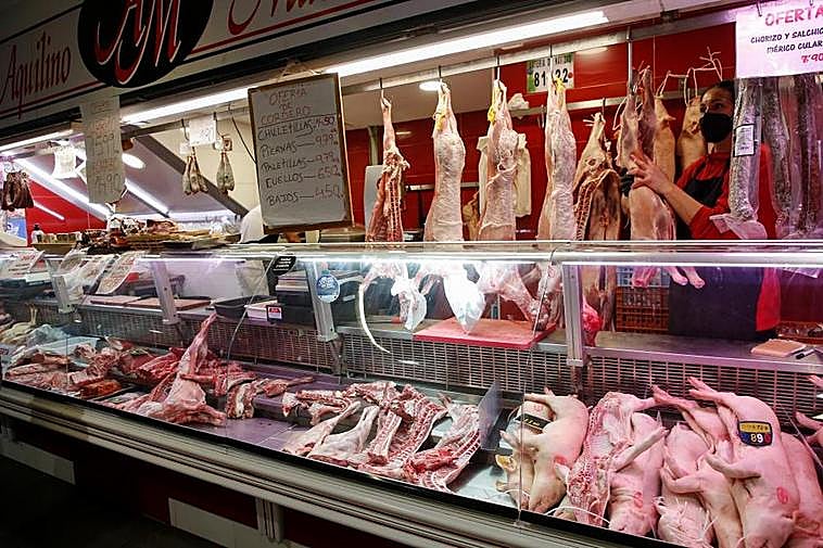 Tostones, cabritos y corderos en el expositor de una carnicería salmantina