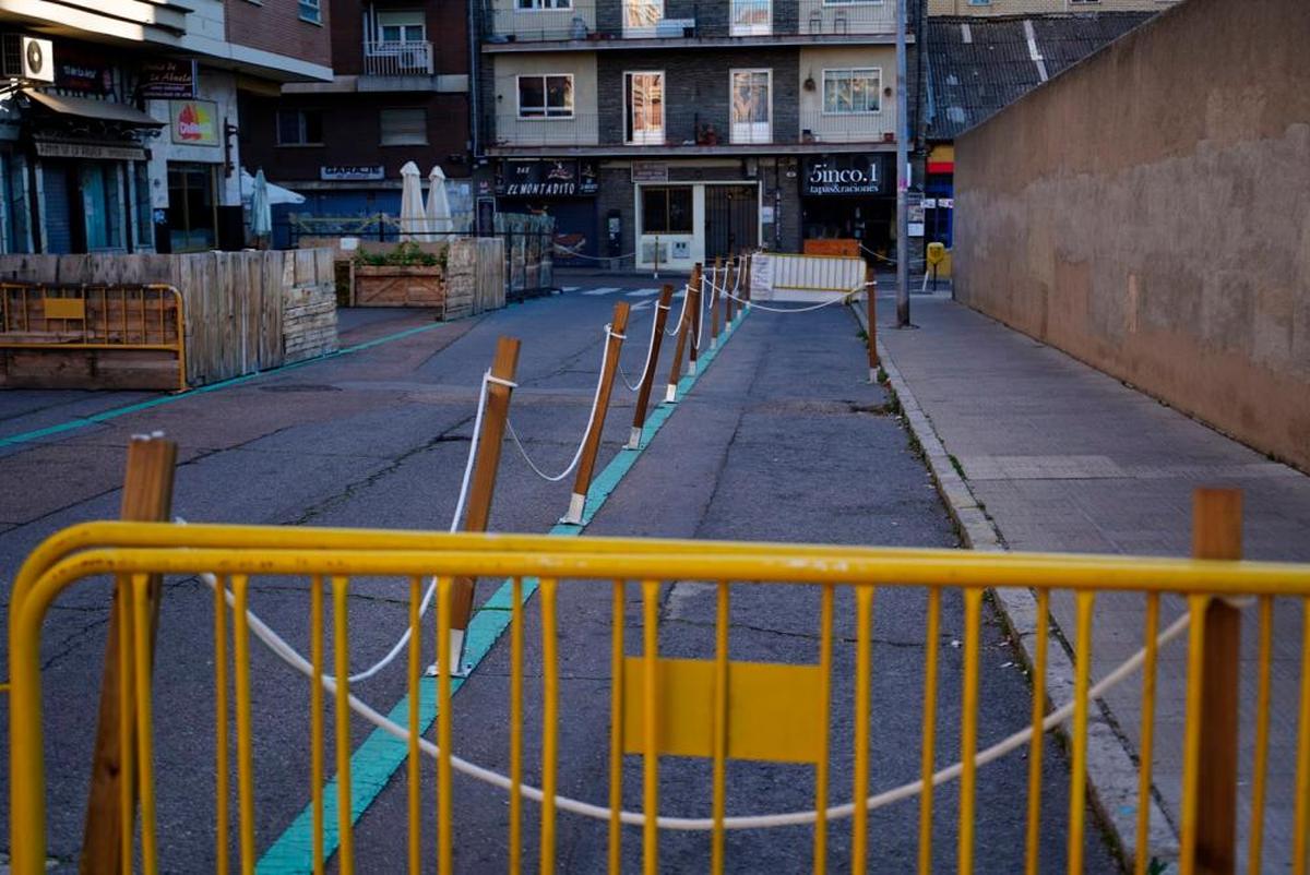 Zonas de estacionamiento regulados valladas para su aprovechamiento como terrazas covid en la zona de Van Dyck