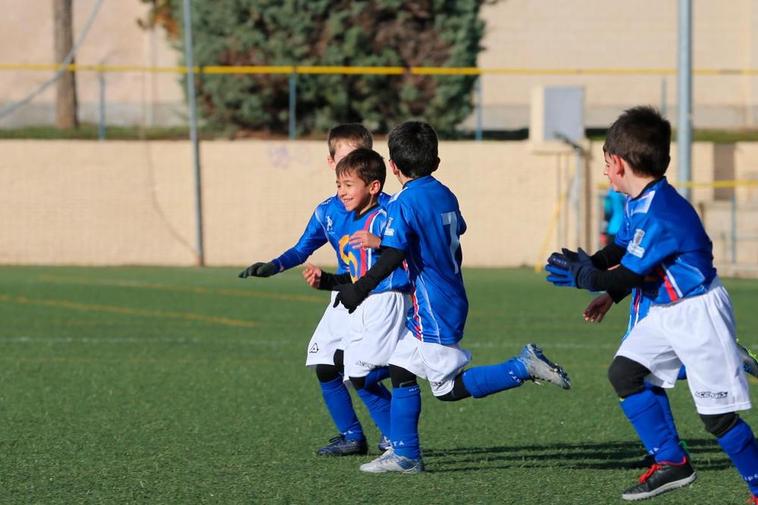 Benjamines del Doñinos celebran un tanto.