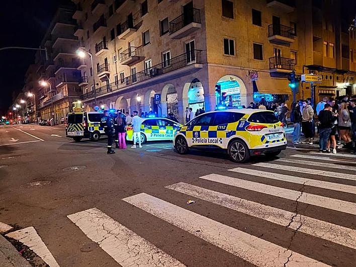 Patrullas de la Policía Local en la Gran Vía salmantina.