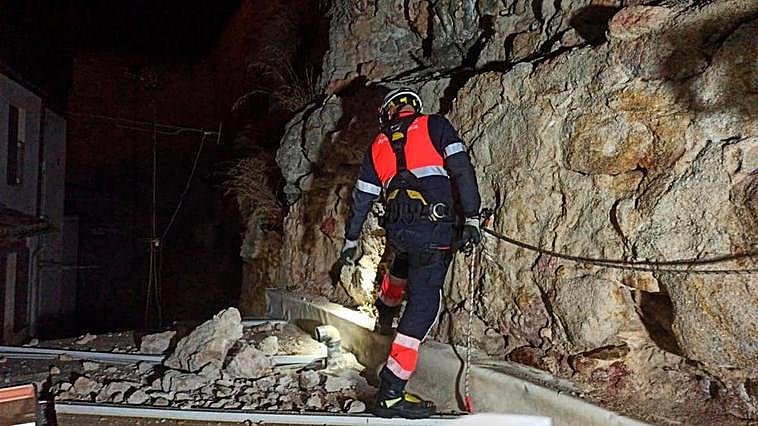 Un bombero durante la intervención por el desprendimiento en la Muralla.