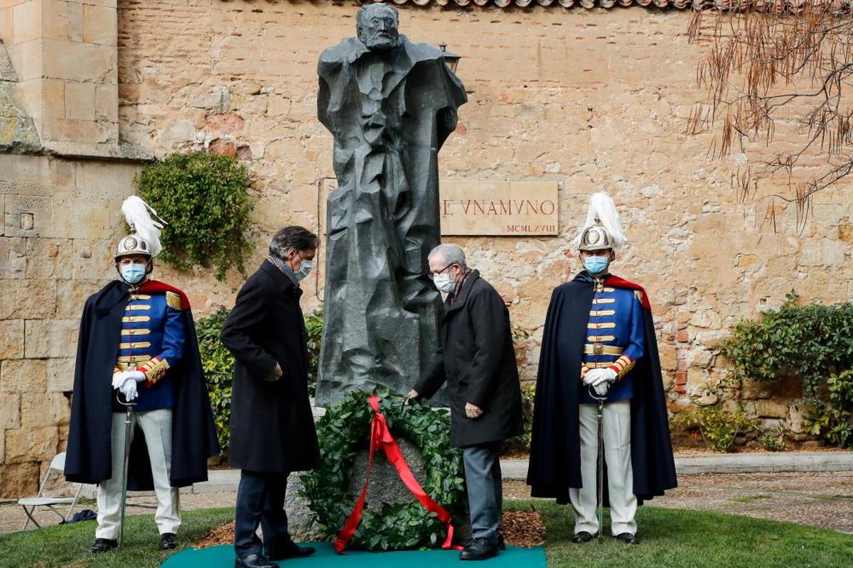 Ofrenda floral a Miguel de Unamuno del pasado año.