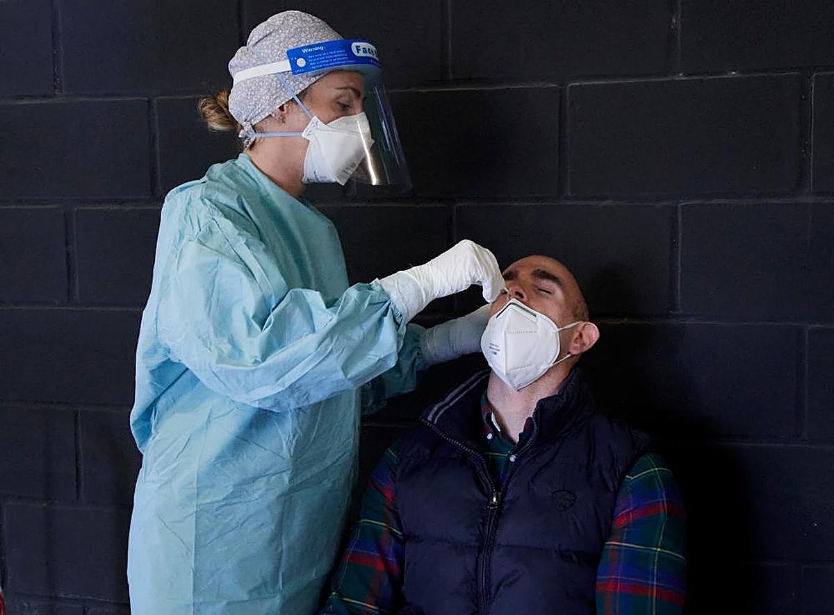 Una persona se somete a un test de antígenos.