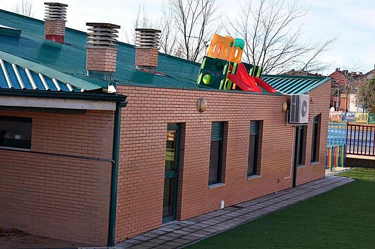 Los elementos de juego, en el tejado de la Escuela Infantil de Carbajosa.
