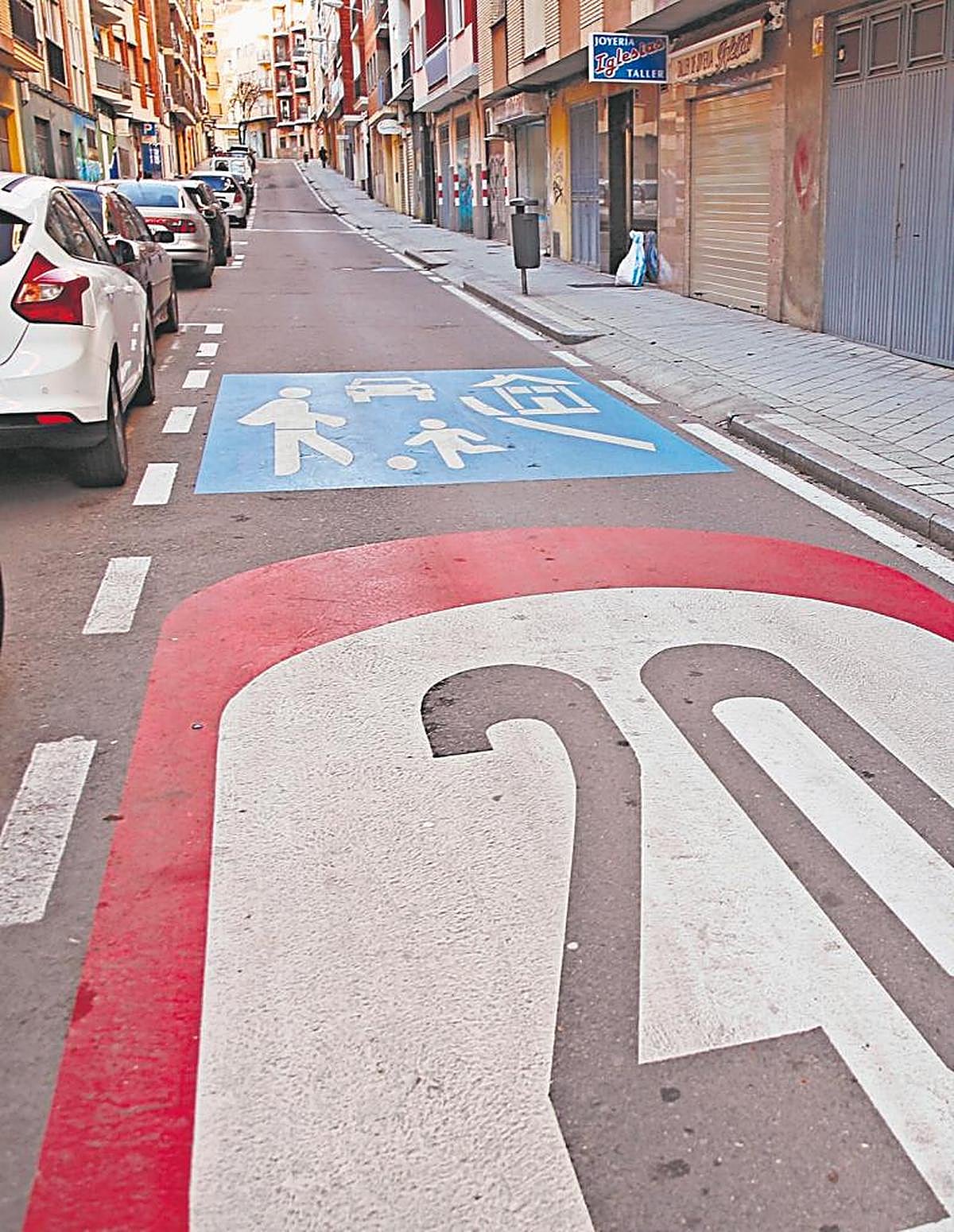 Señales de grandes dimensiones en Palacio Valdés, una de las vías calificadas de residenciales.