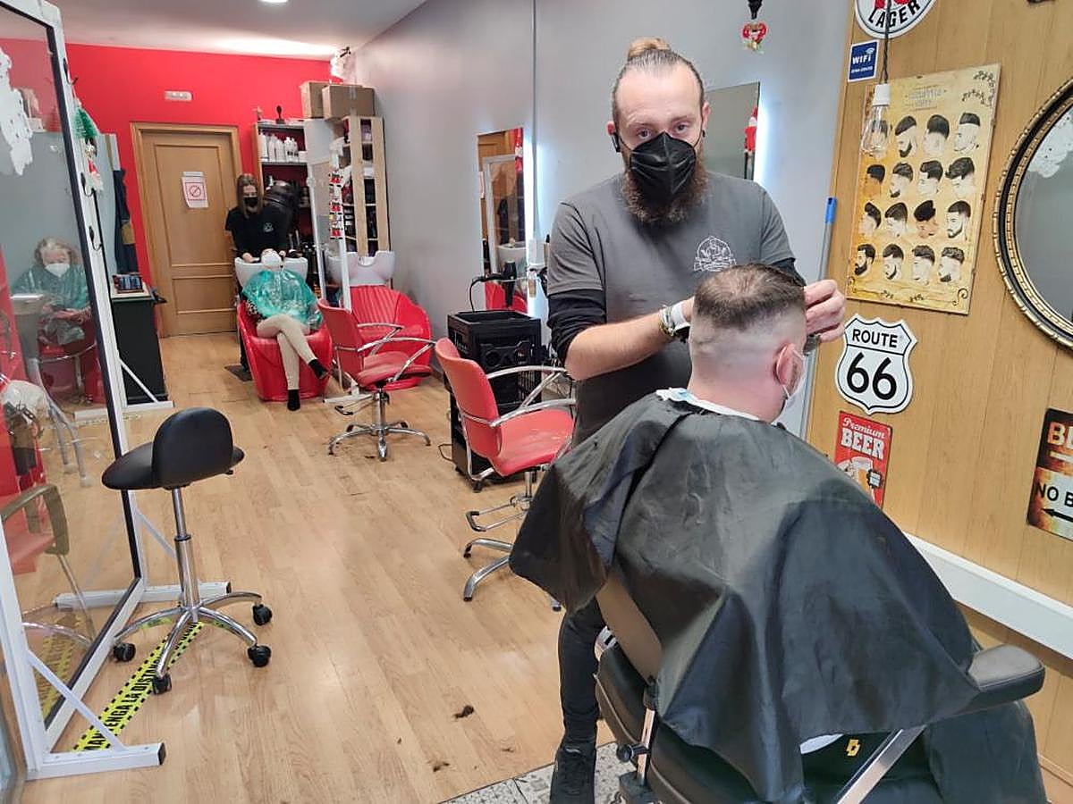 El peluquero José Andrés González, en su establecimiento.