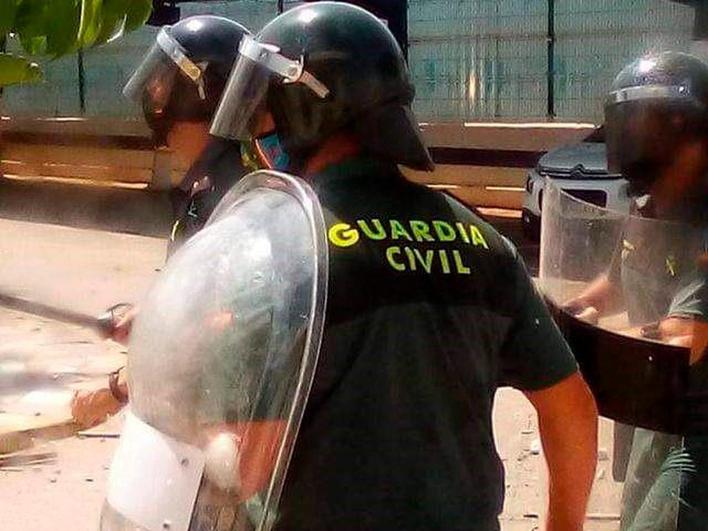 Trece guardias civiles heridos en un nuevo asalto masivo a la valla de Melilla con palos, garfios y piedras