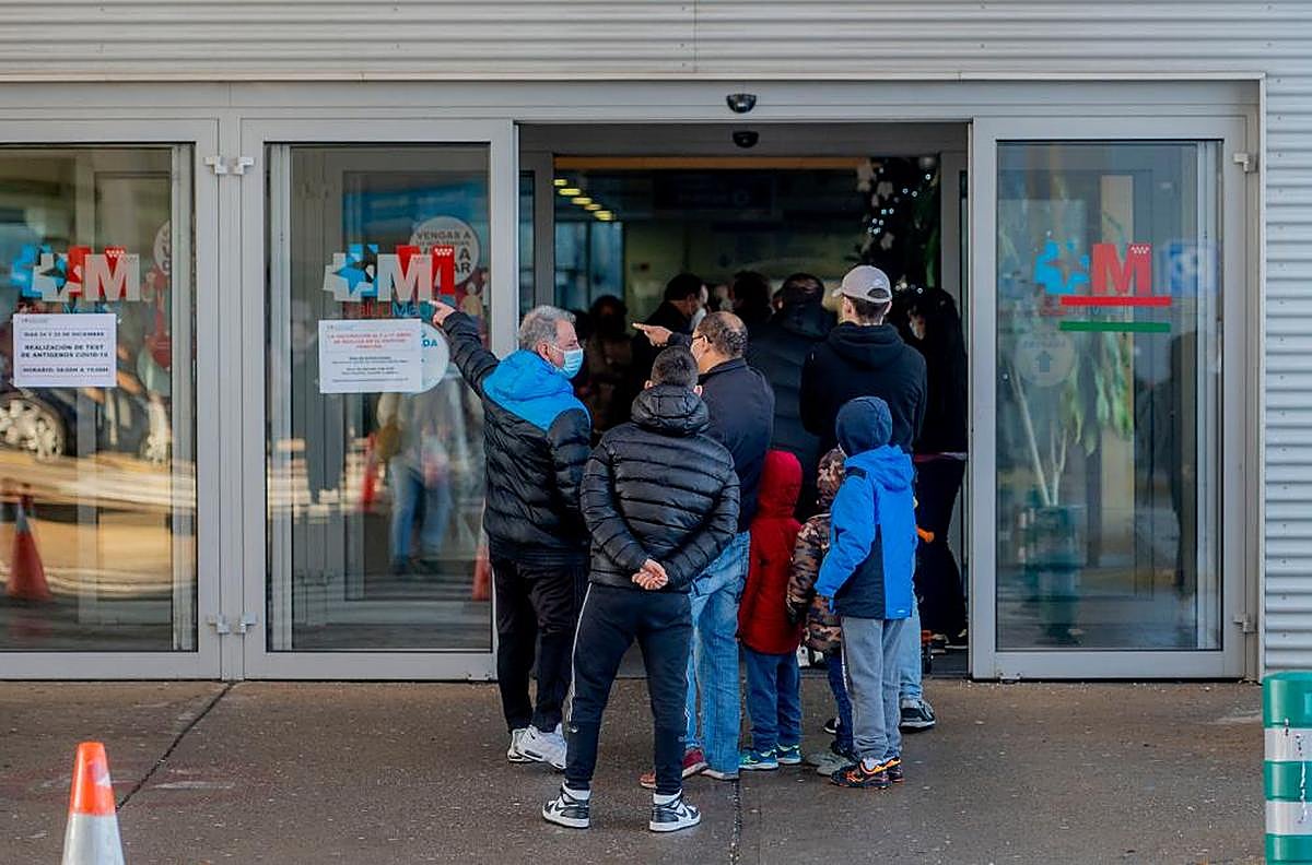 Personas esperando para hacerse test en Madrid